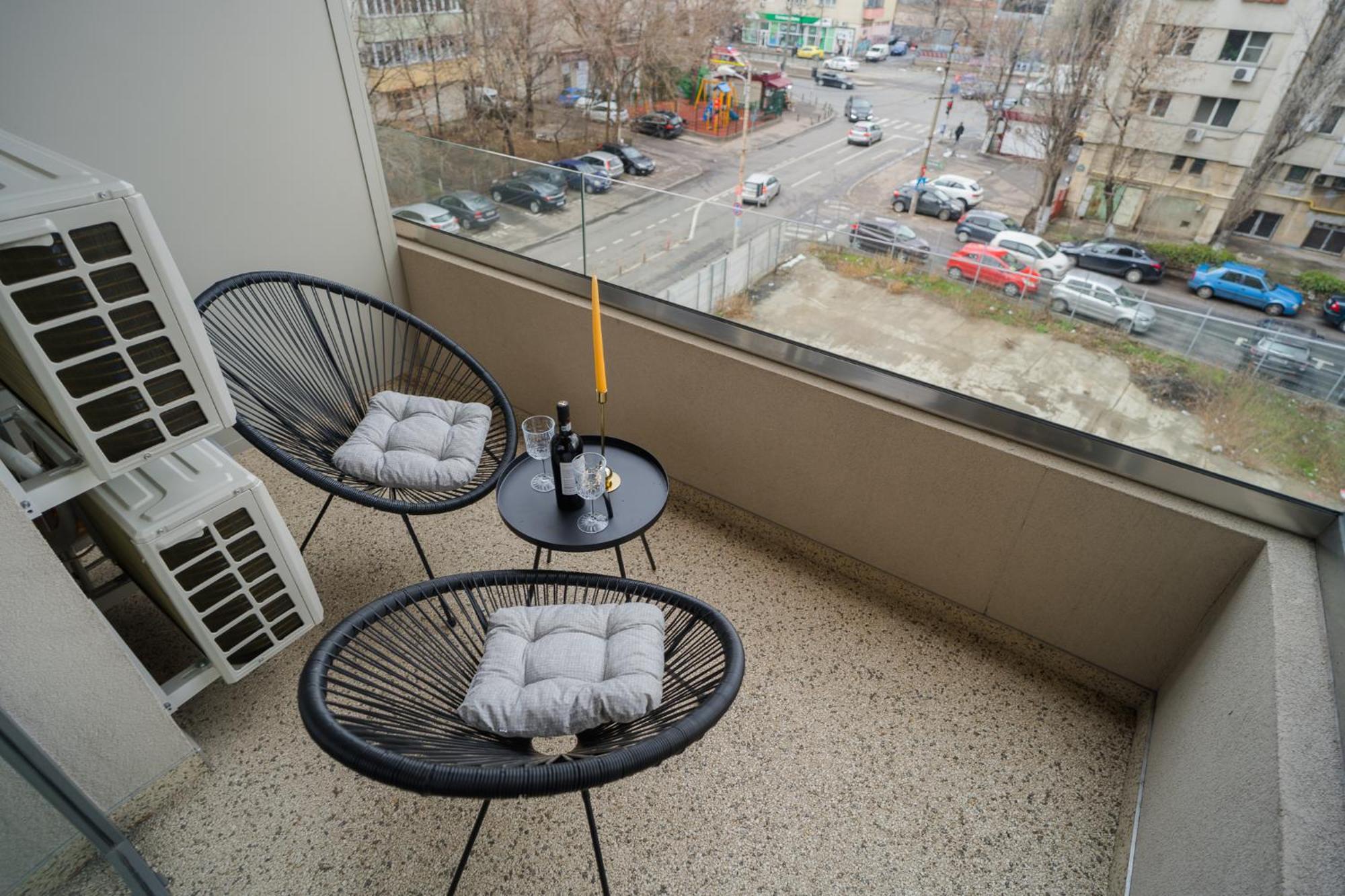 Central Apartments With City View & Large Balcony Bucharest Exterior photo